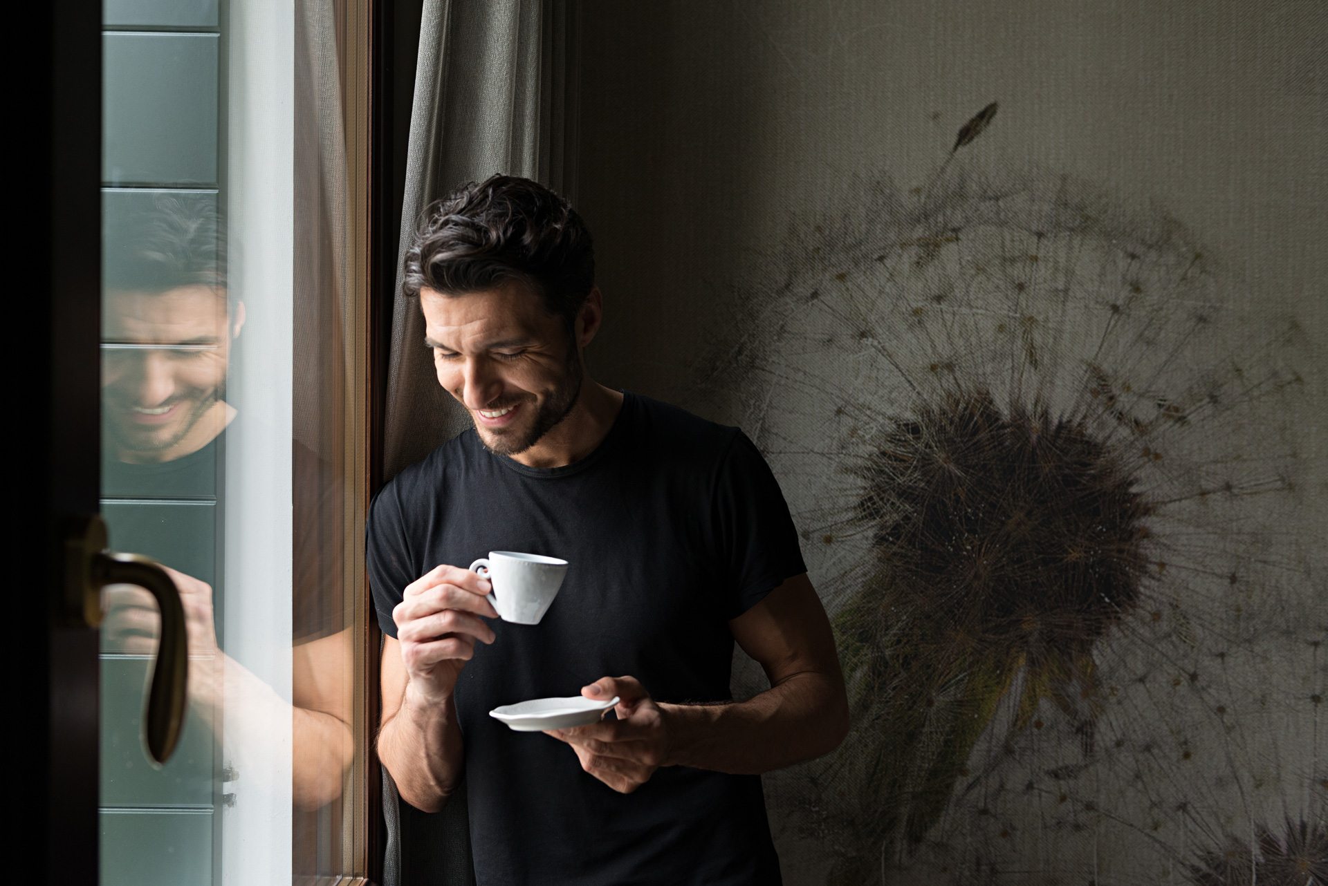 fotografia di modello con caffè villa gasparini mira