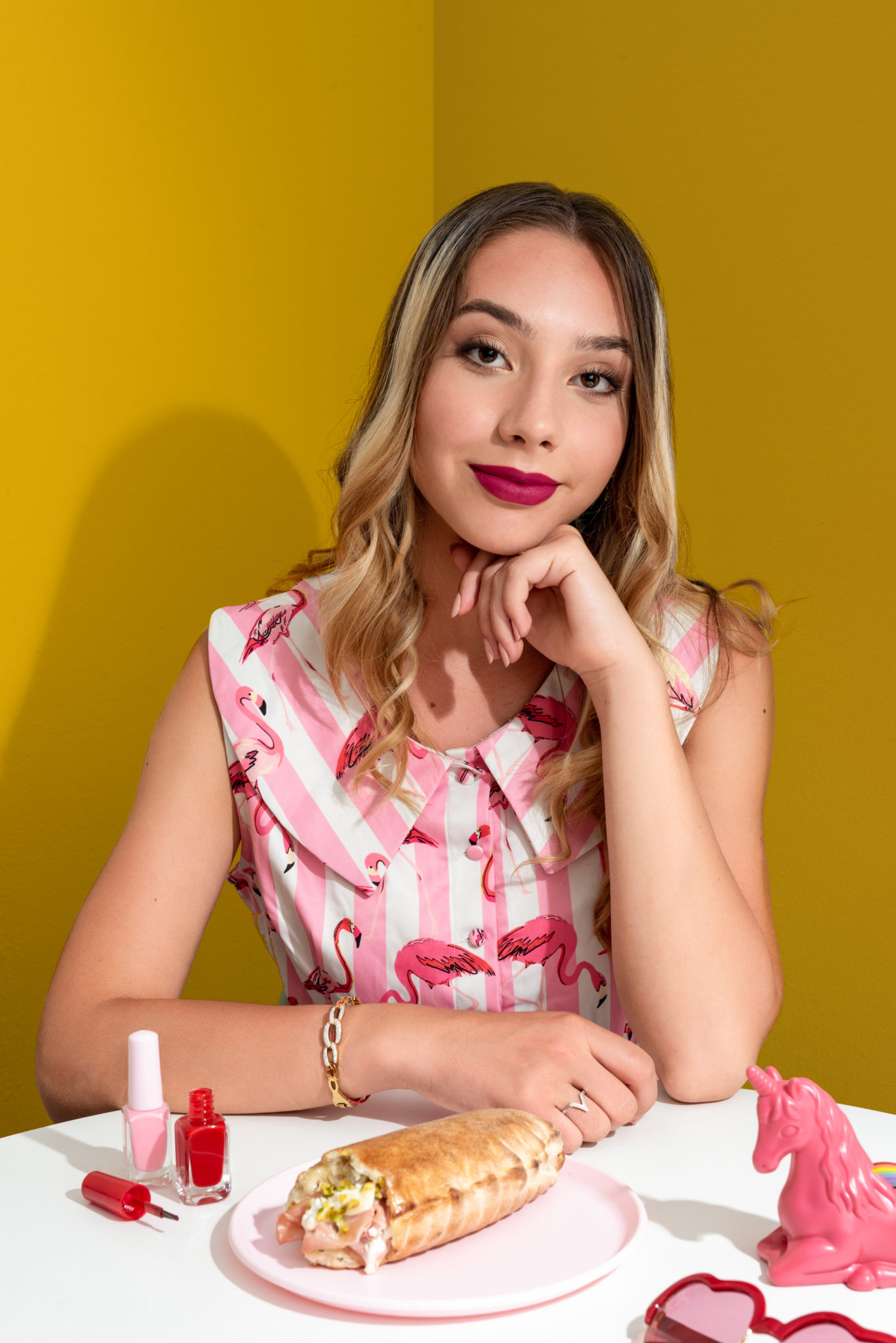 foto di una modella con un panzerotto